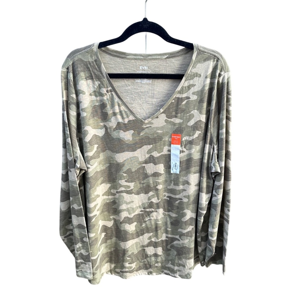 Evri Everyday Tee Womens 2X Camo Green V-Neck Long Sleeve Relaxed Fit NWT